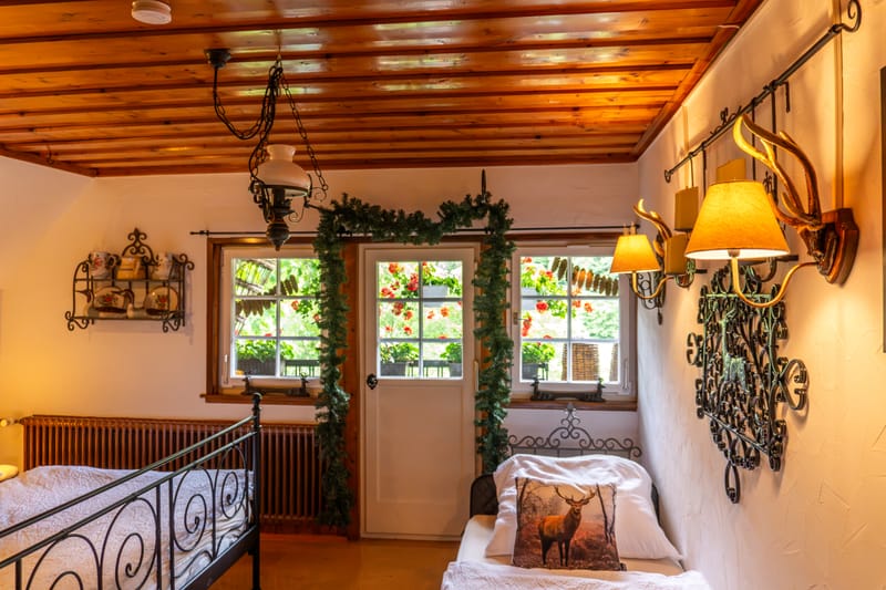 Romantisches Schlafzimmer im warmen Kerzenschein