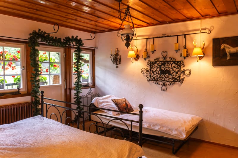 Zweibettzimmer mit schmiedeeisernen Betten