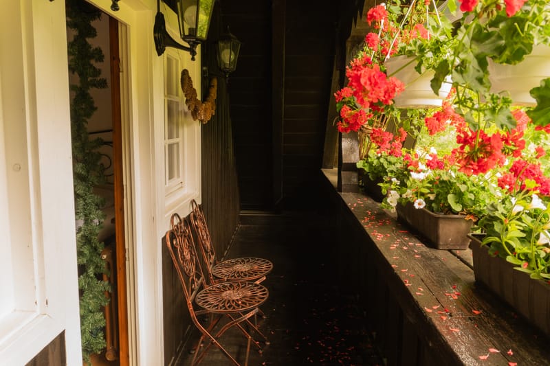 Balkon mit Blumen und gemütlicher Sitzbank