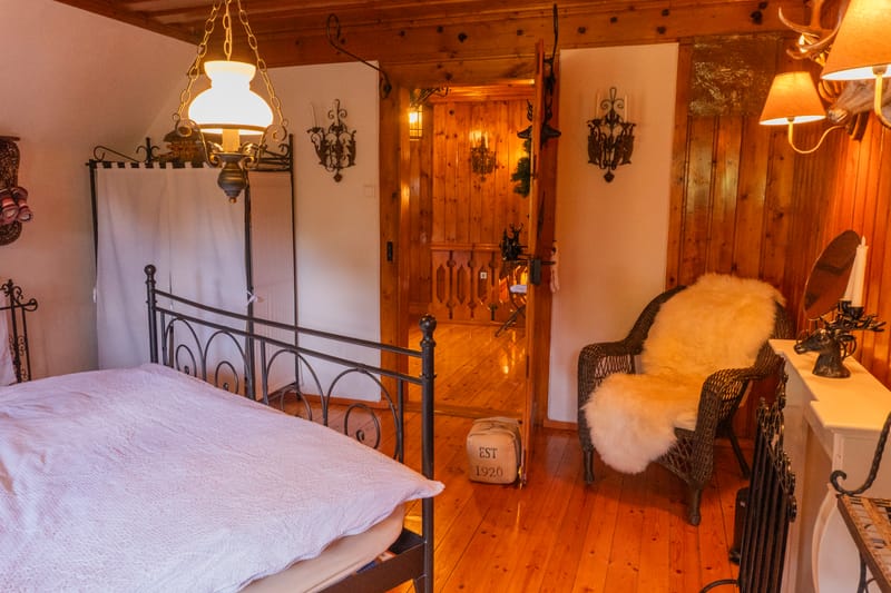 Schlafzimmer mit warmem Licht der Nachttischlampe