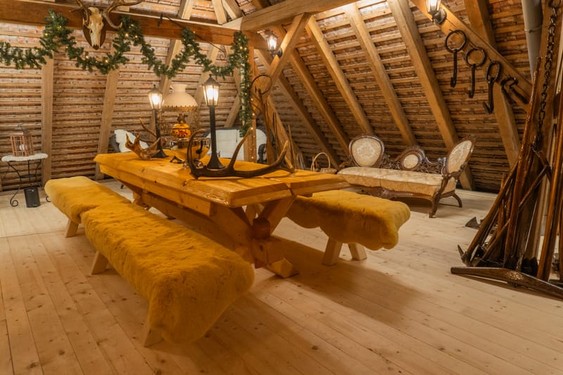 Große Festhalle im Dachgeschoss mit langer Tafel