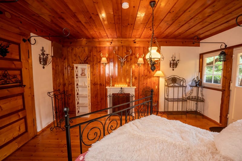 Behagliches Schlafzimmer mit Holzvertäfelung
