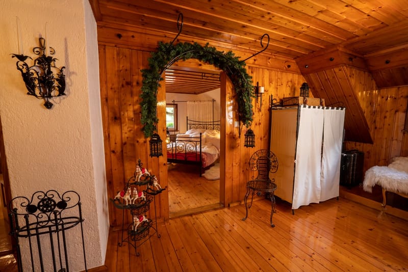 Blick vom Flur in ein gemütliches Schlafzimmer