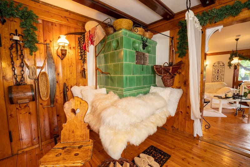 Gemütlicher grüner Kachelofen in der Stube