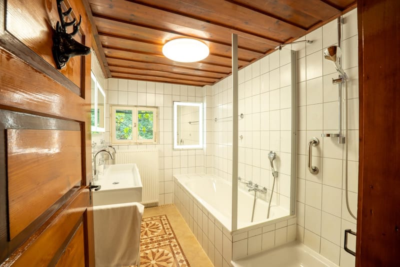 Badezimmer mit Badewanne und Dusche