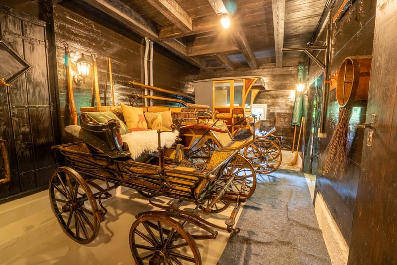 Historische Kutschenhalle mit originalen Kutschen