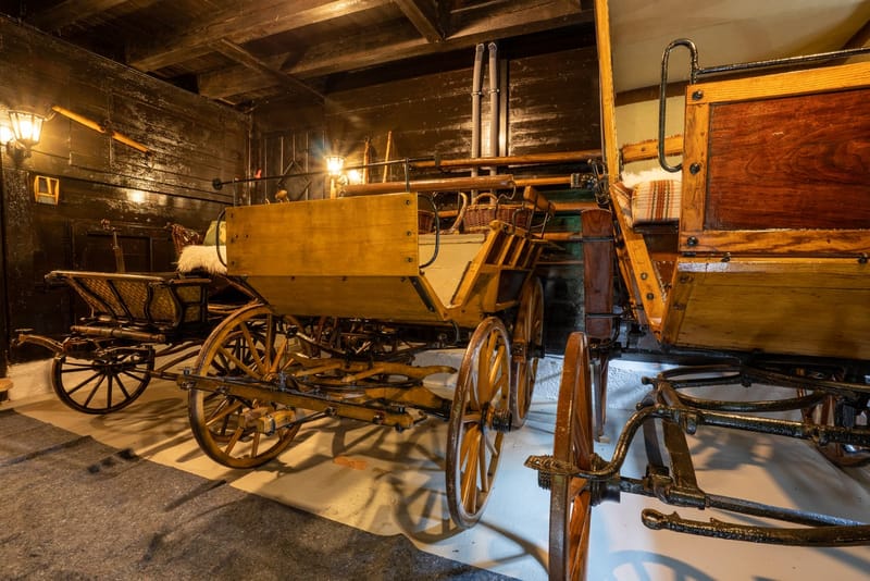 Sammlung historischer Kutschen in der Halle