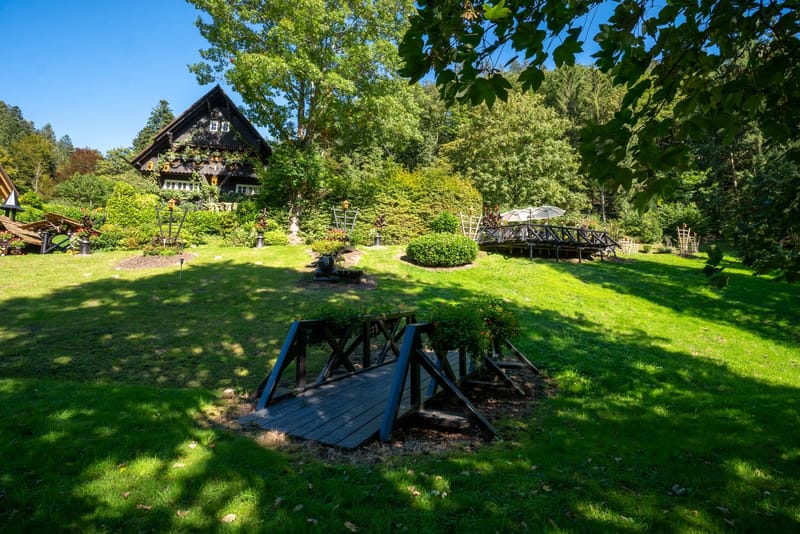 Weitläufige Gartenanlage mit gepflegtem Rasen