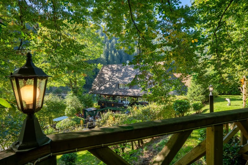 Historische Laterne am Holzgeländer im Grünen