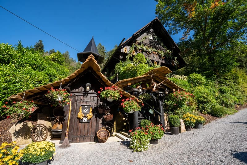 Schwarzwaldhaus mit kunstvollen Holzschnitzereien