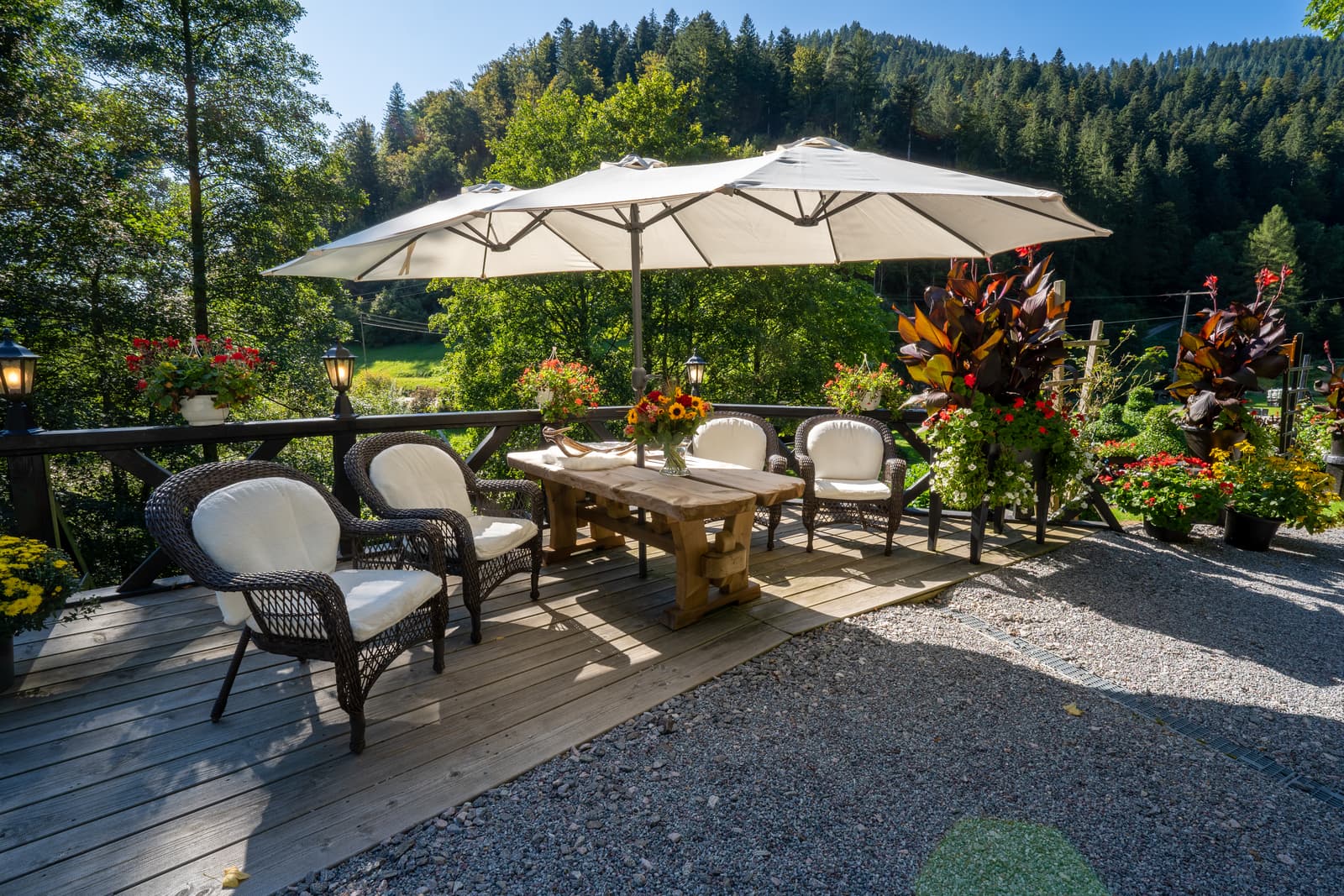Schwarzwaldhaus Wolftal – Blick auf die Fassade mit blühenden Blumen