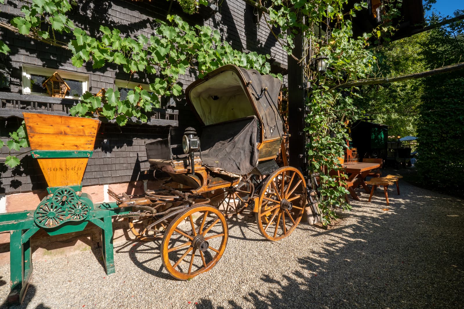 Historische Kutsche vor dem Schwarzwaldhaus