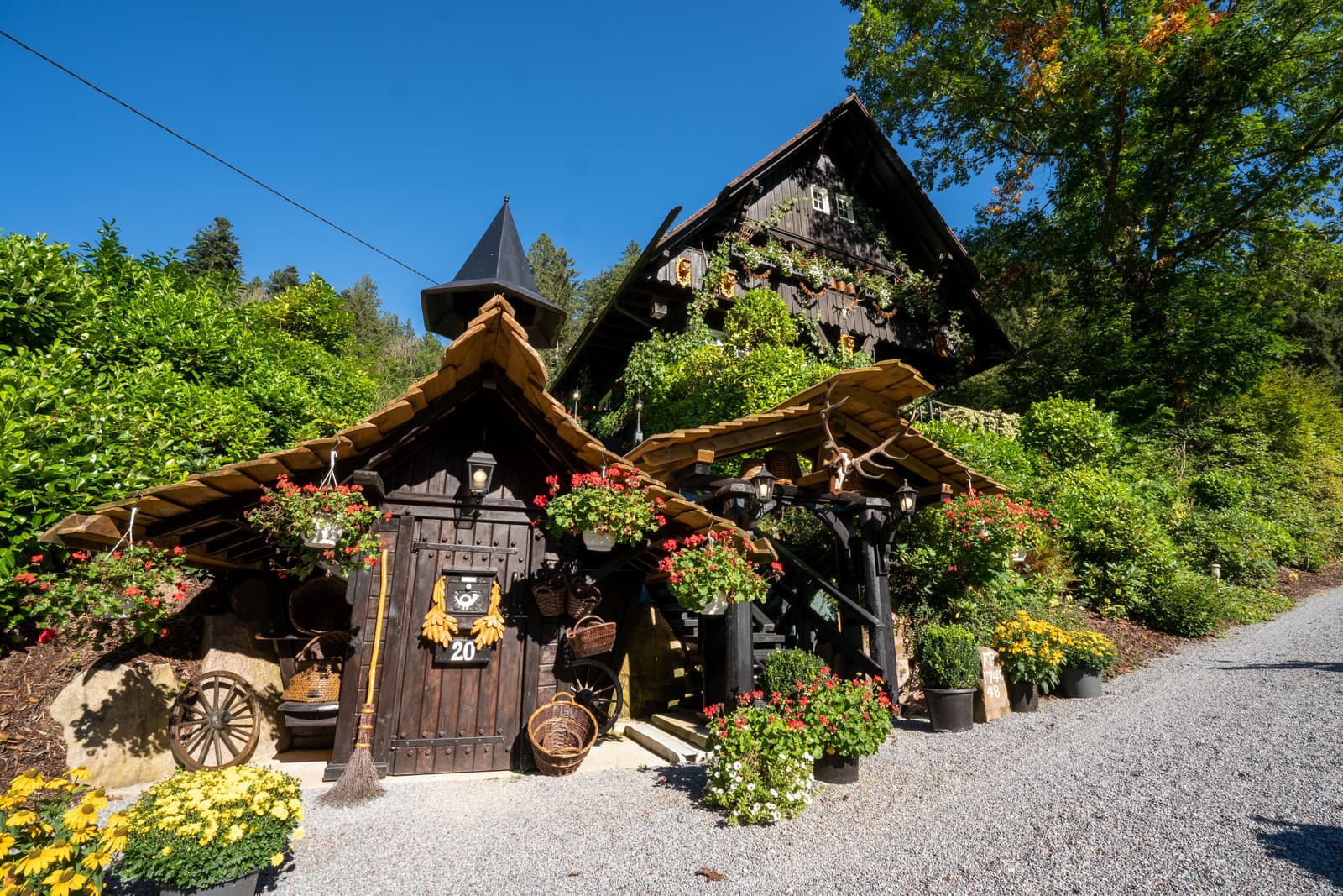 Schwarzwaldhaus Wolftal – Eingangsbereich mit Kiesweg und Blumen