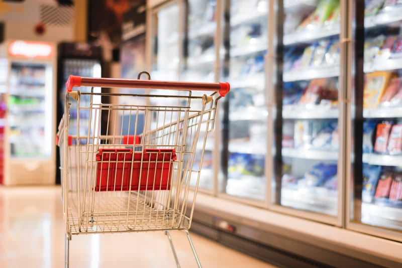 Moderner Selbstbedienungsladen mit Einkaufswagen